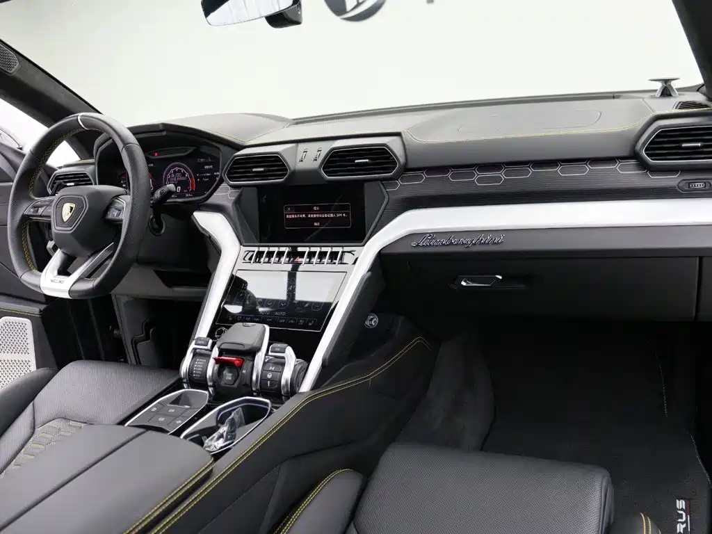 Lamborghini Urus 2019 — фото 25