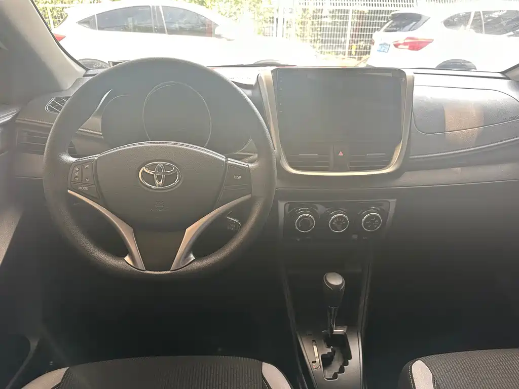 Toyota Yaris L 2022 — фото 7