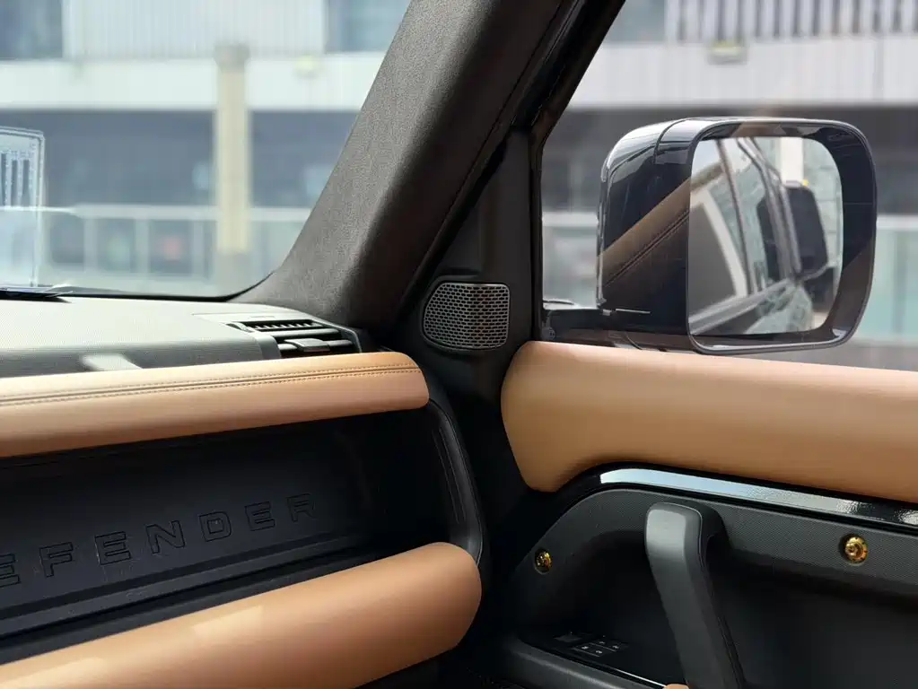 Land Rover Defender 2023 — фото 11
