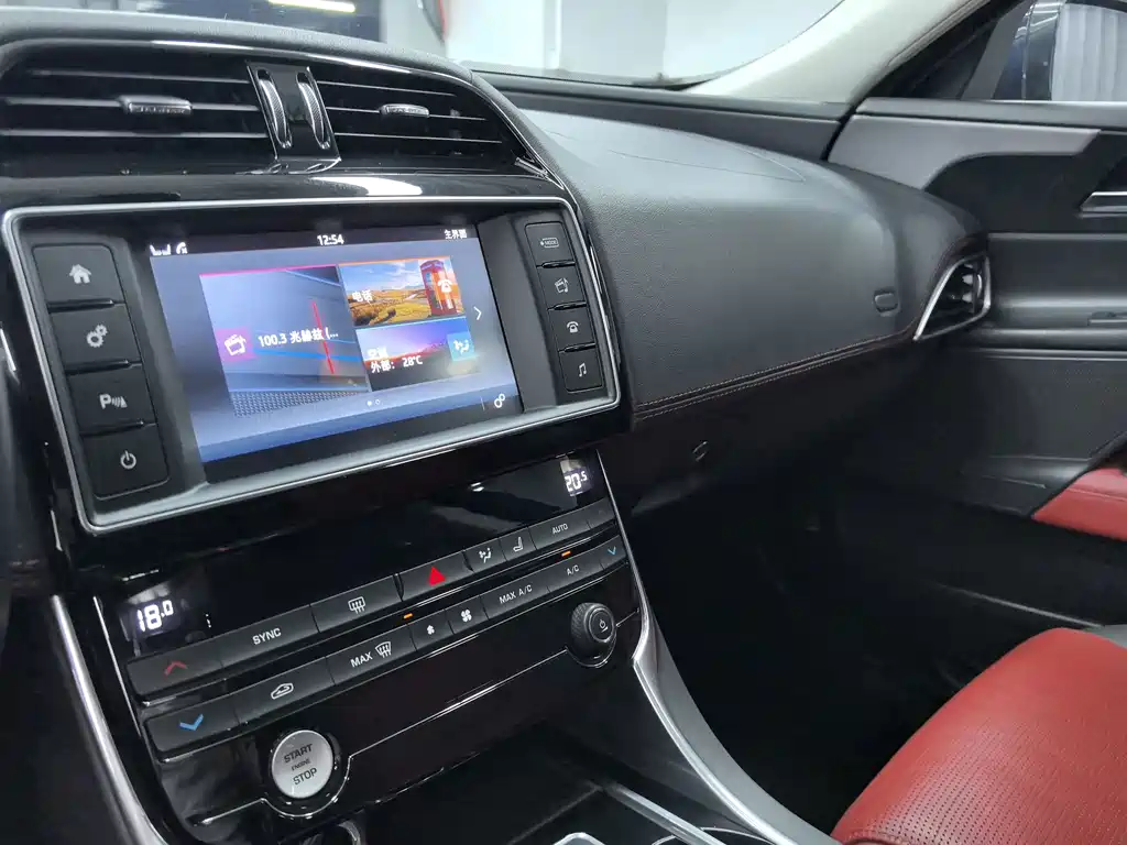 Jaguar XE 2016 — фото 10
