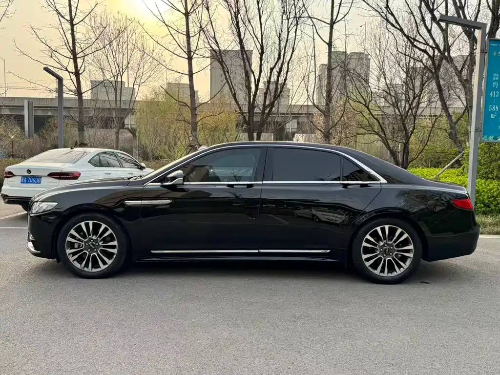 Lincoln Continental 2017 — фото 15