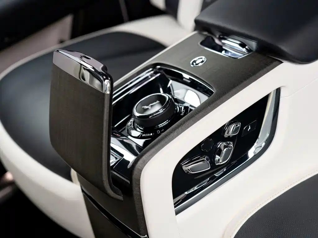 Rolls-Royce Ghost 2023 — фото 16