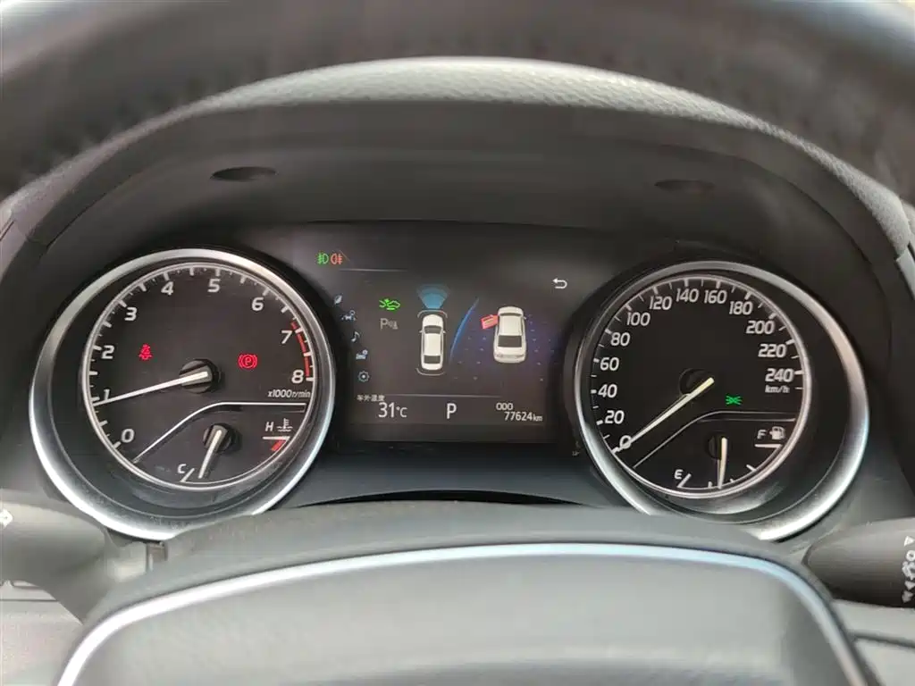 Toyota Camry 2018 — фото 12