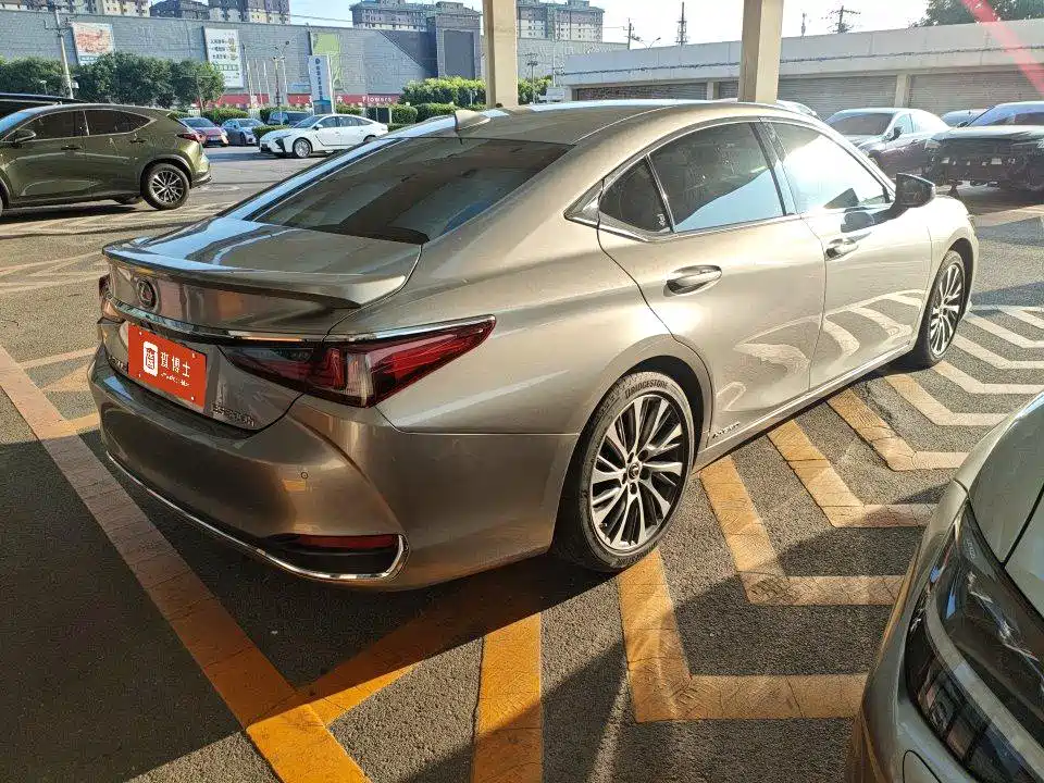 Lexus ES 2020 — фото 8