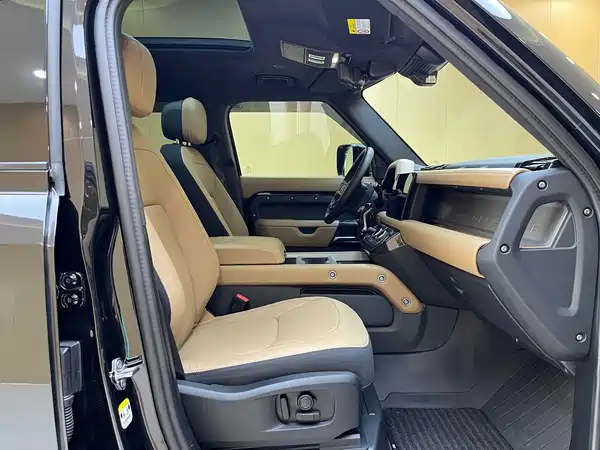 Land Rover Defender 2025