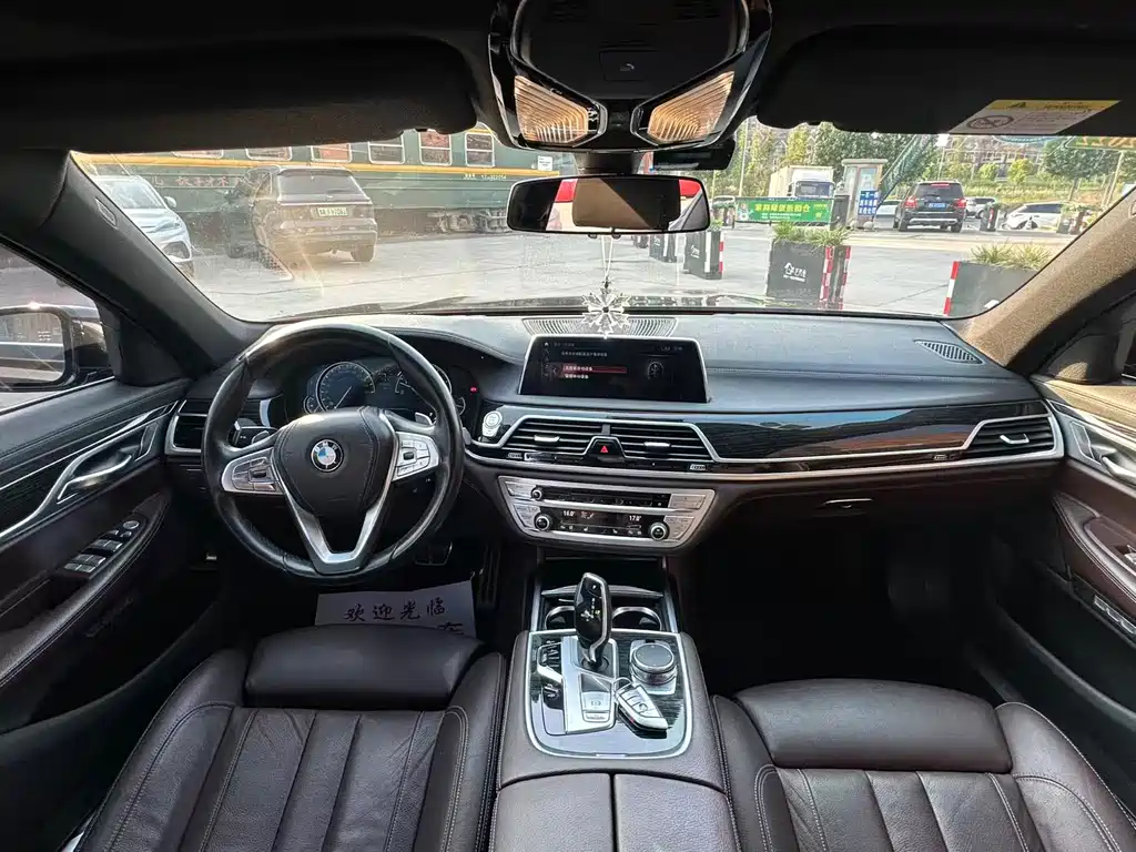 BMW 7 Series 2018 — фото 10