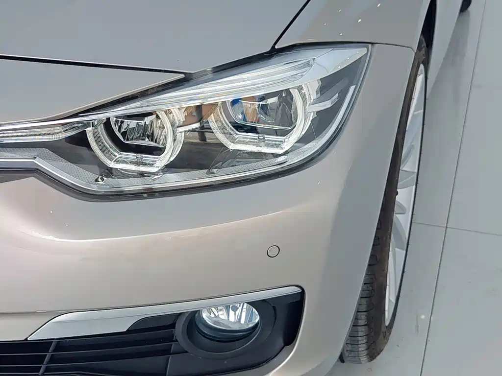 BMW 3 Series 2018 — фото 12