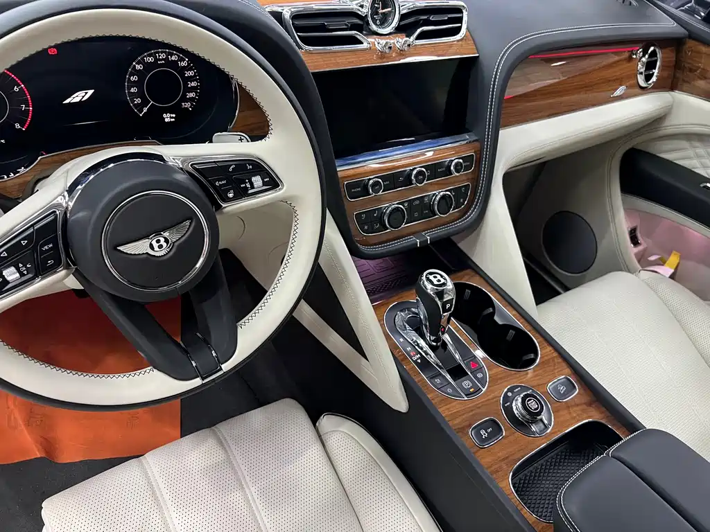 Bentley Bentayga — фото 16