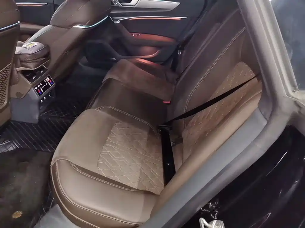 Audi A7L 2023 — фото 17