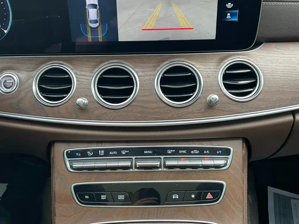 Mercedes-Benz E-Class 2022 — фото 11