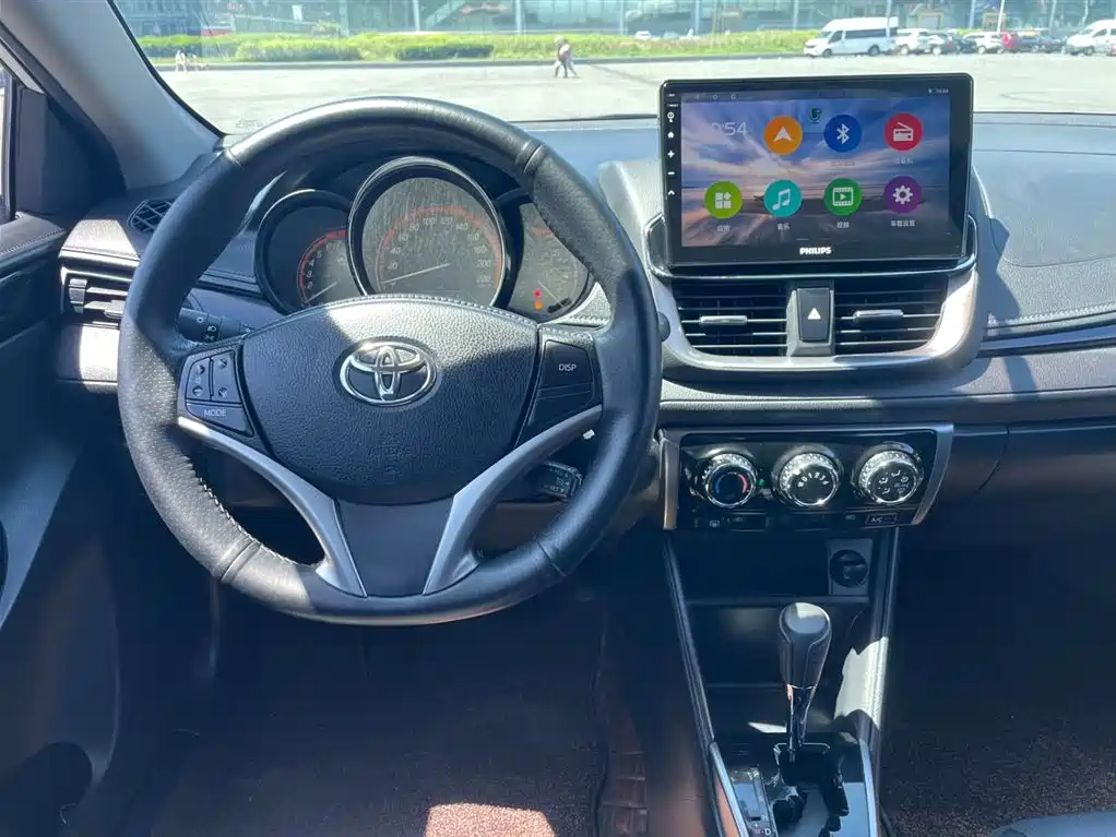 Toyota Yaris L 2022 — фото 9