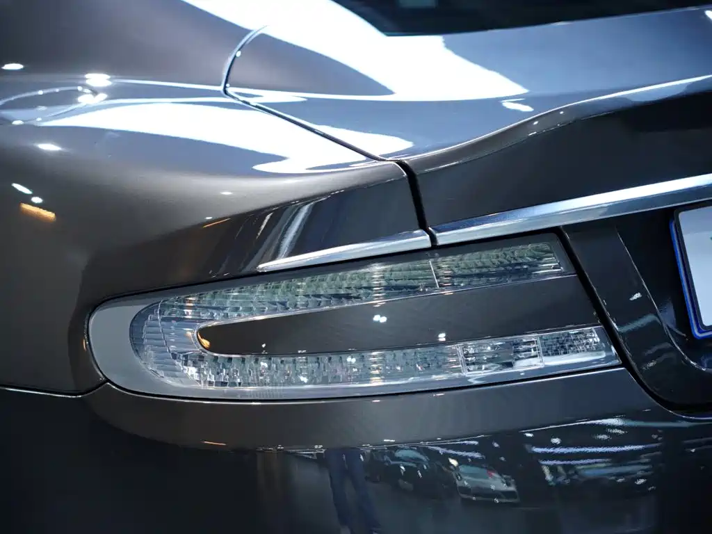 Aston Martin DBS 2010 — фото 15