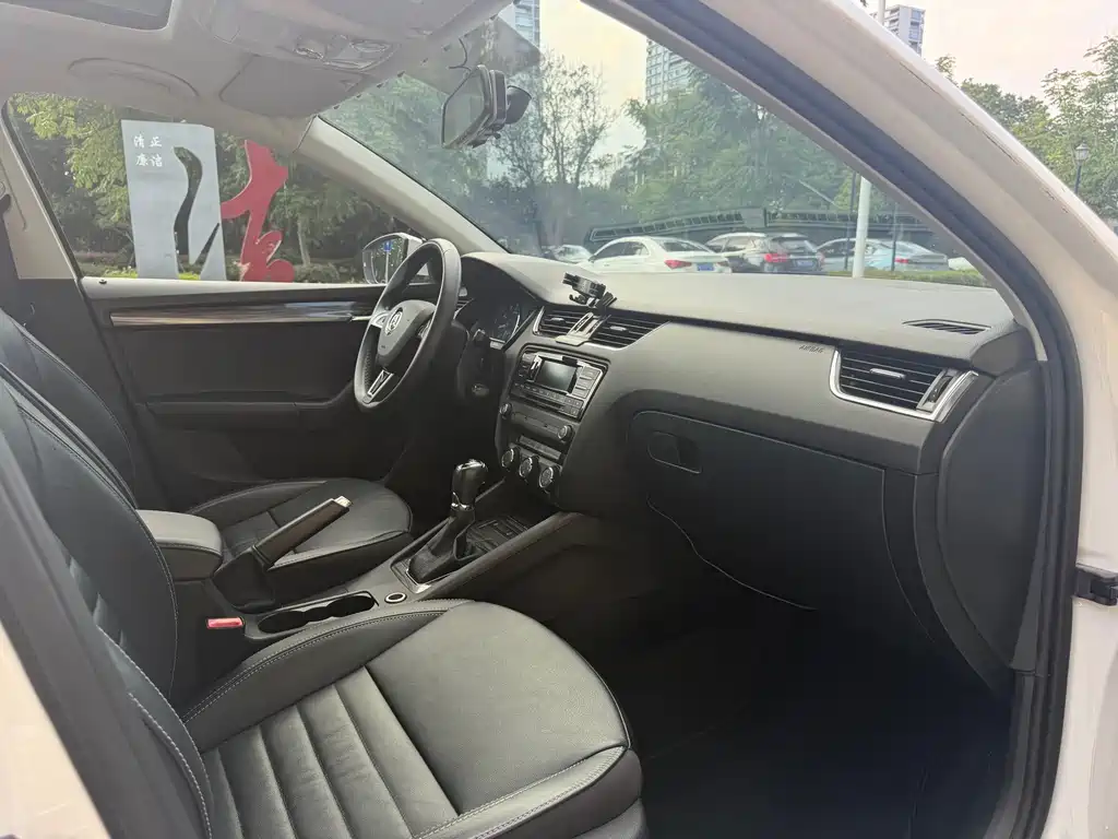Skoda Octavia 2017 — фото 11