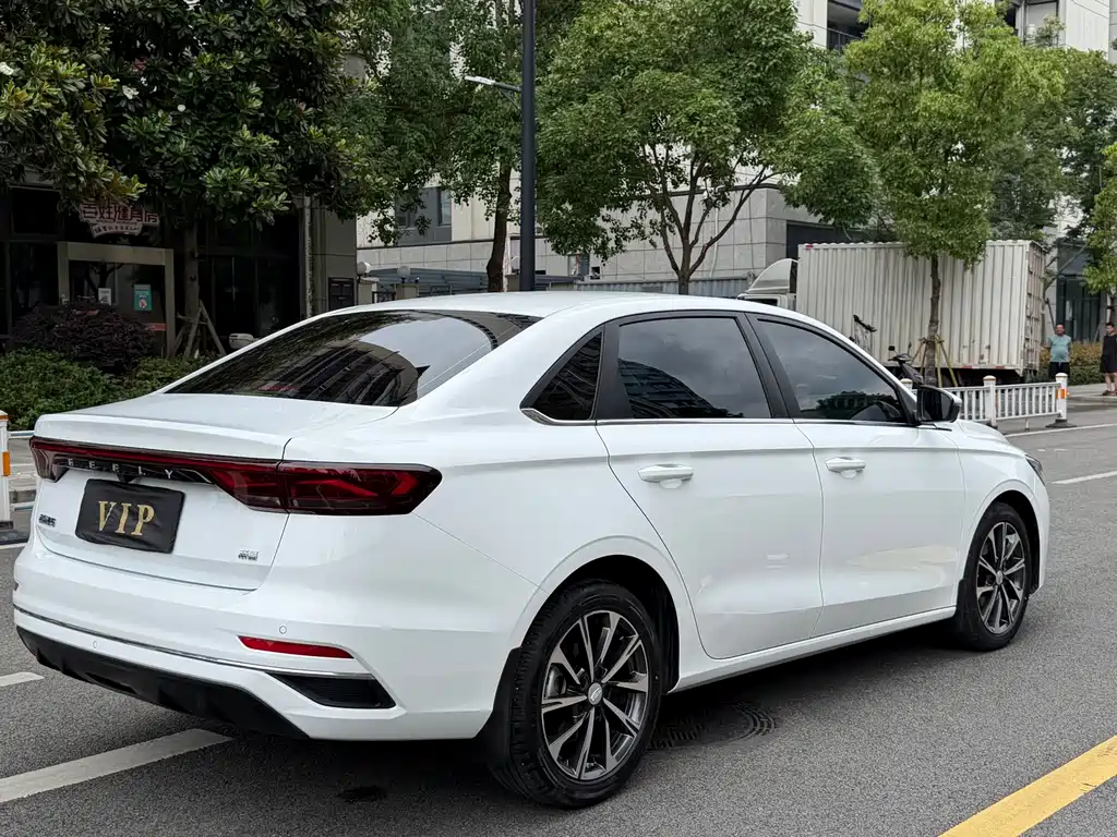 Geely Emgrand 2025 — фото 16
