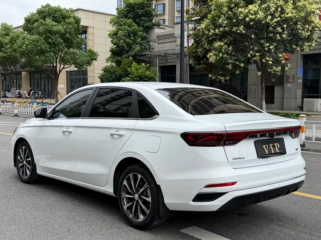 Geely Emgrand 2025 — фото 14
