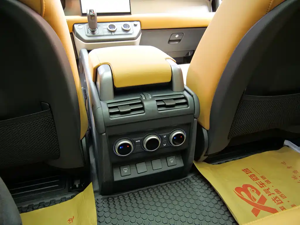 Land Rover Defender 2023 — фото 11