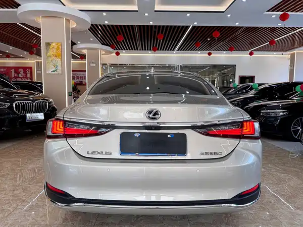 Lexus ES 2019