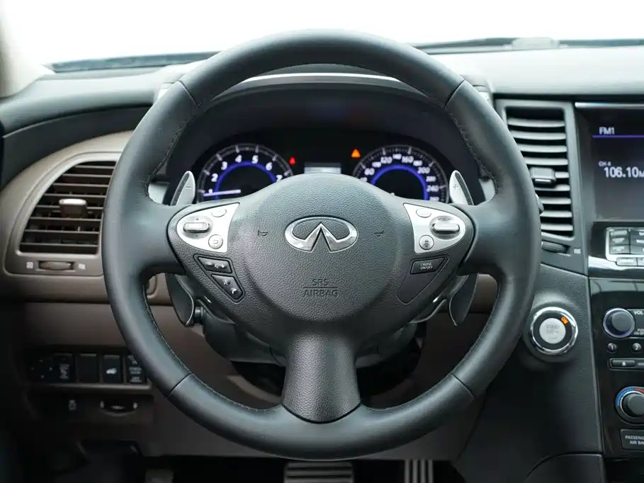 Infiniti QX70 2015 — фото 18