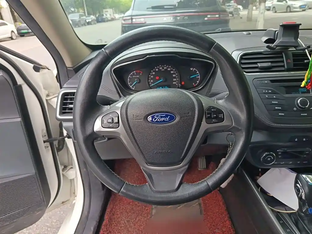 Ford Escort 2015 — фото 3