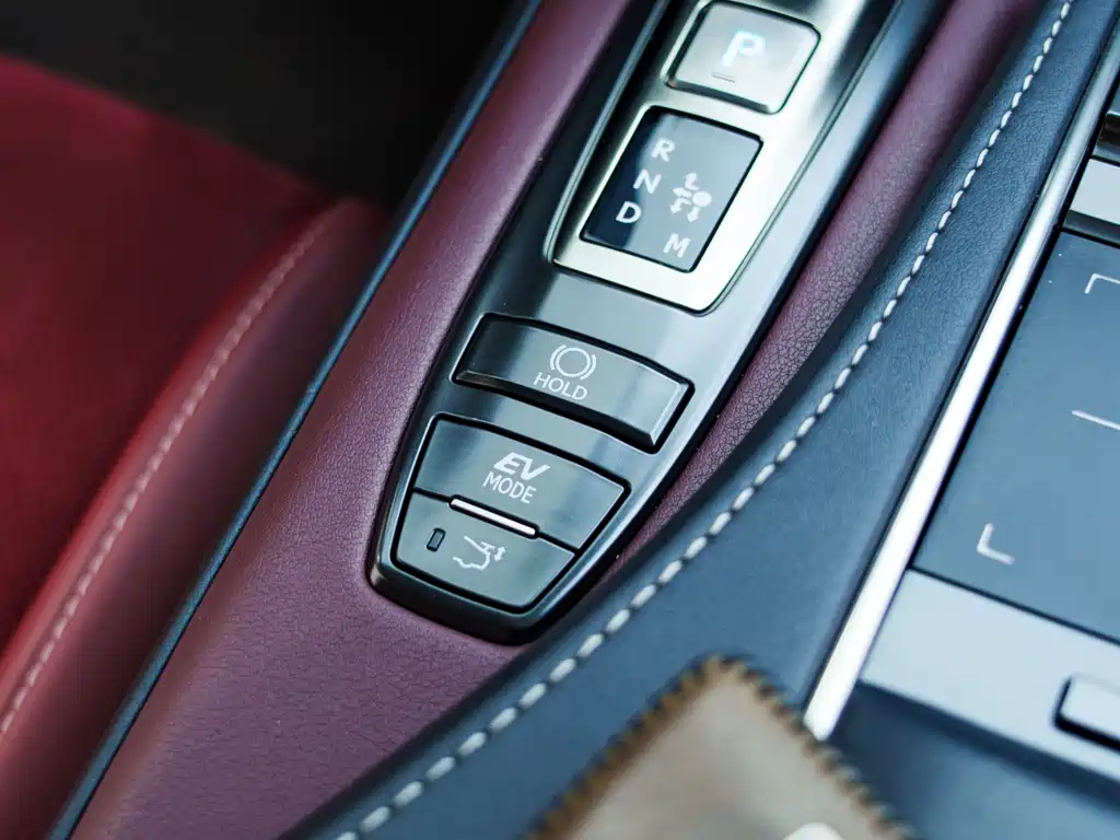 Lexus LC 2018 — фото 14