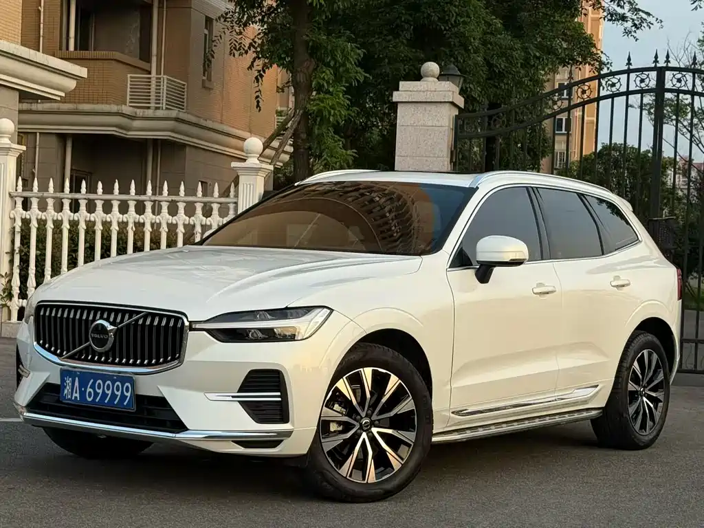 Volvo XC60 2023 — фото 1