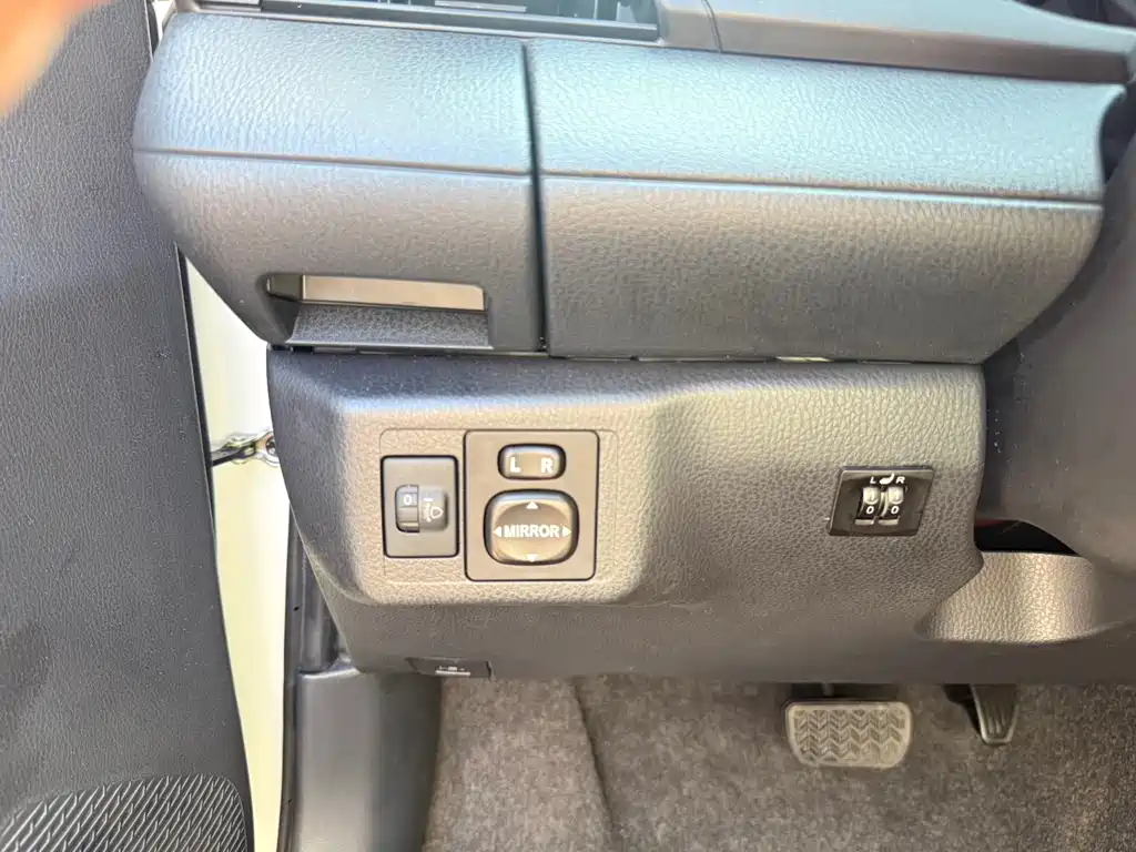 Toyota Yaris L 2023 — фото 15