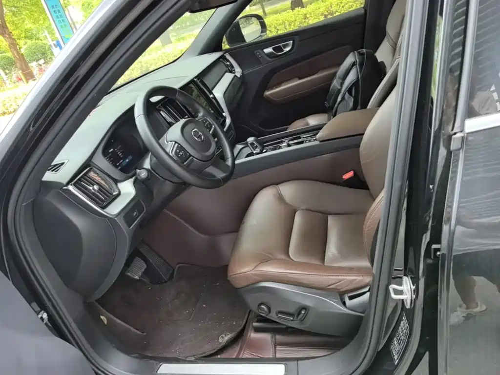 Volvo XC60 2022 — фото 15