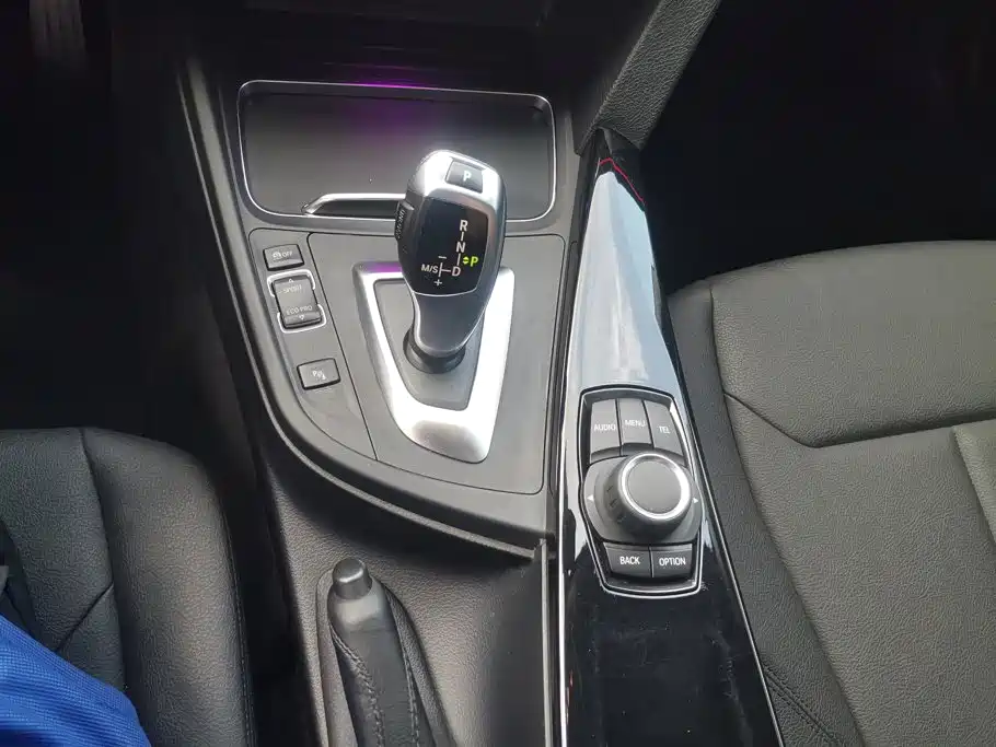 BMW 3 Series 2017 — фото 16