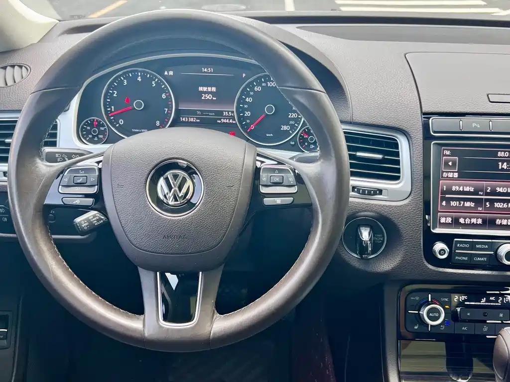 Volkswagen Touareg 2017 — фото 14