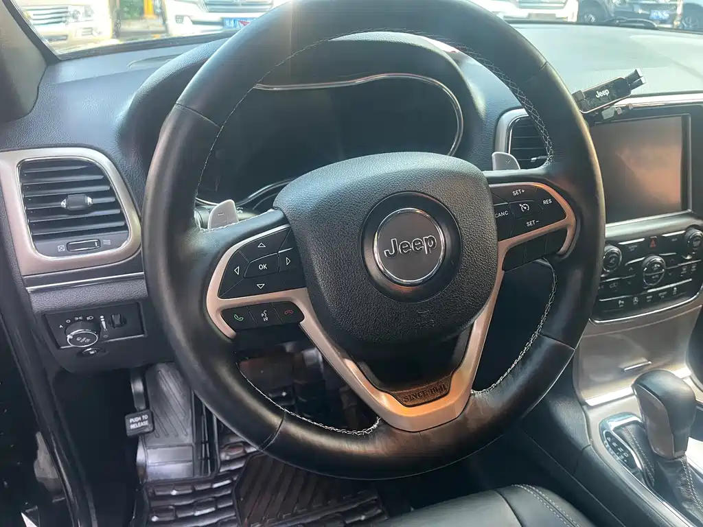 Jeep Grand Cherokee 2018 — фото 10
