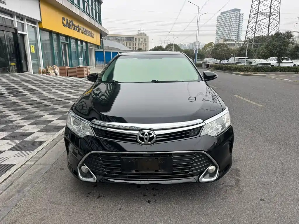 Toyota Camry 2017 — фото 1