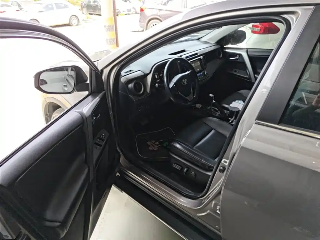 Toyota RAV4 2019 — фото 16