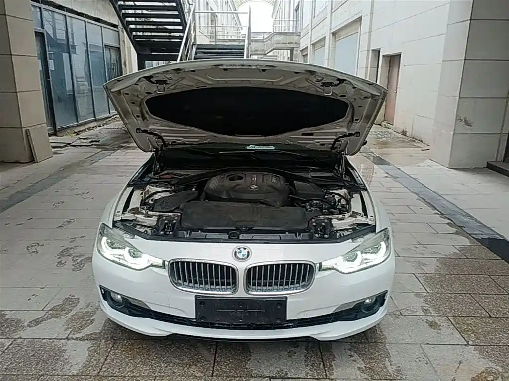 BMW 3 Series 2018 — фото 20