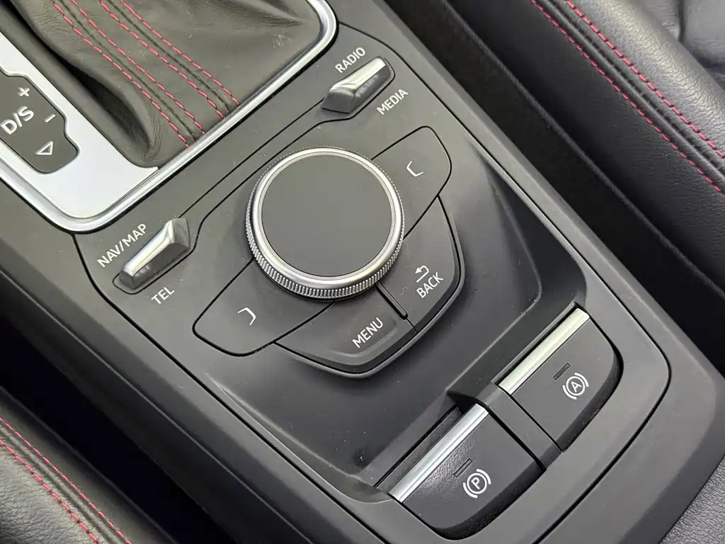Audi Q2L 2022 — фото 10