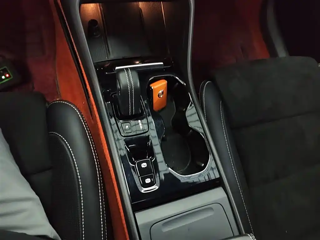 Volvo XC40 2020 — фото 14