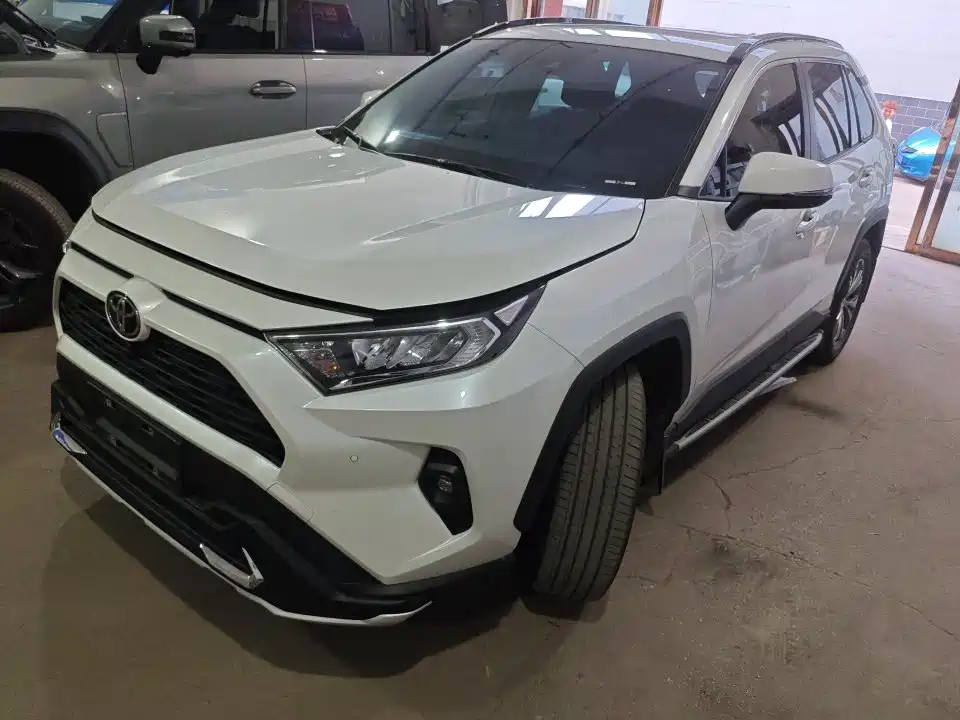 Toyota RAV4 2023 — фото 1