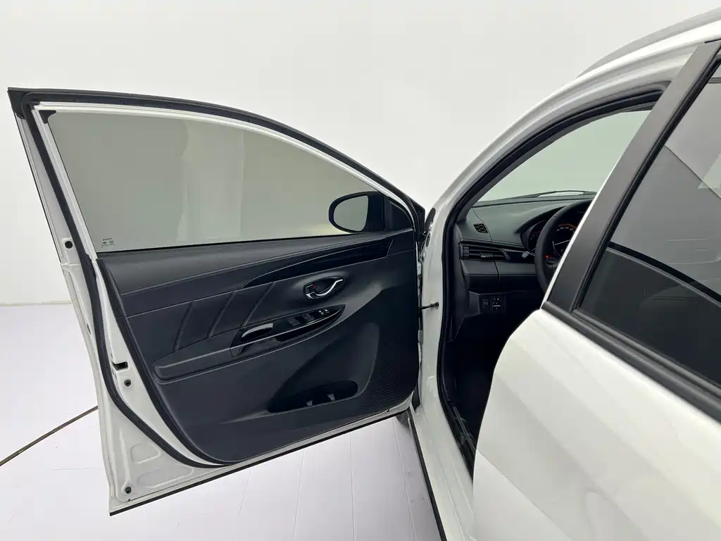 Toyota Yaris L 2022 — фото 21