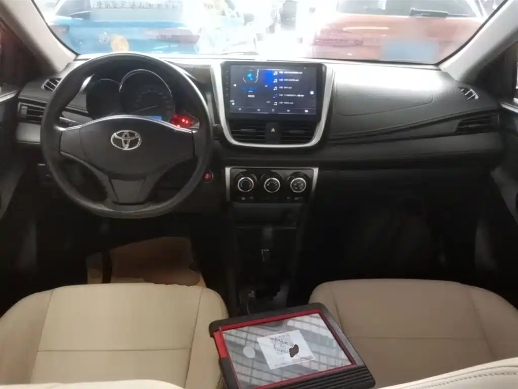 Toyota Yaris L 2017 — фото 10