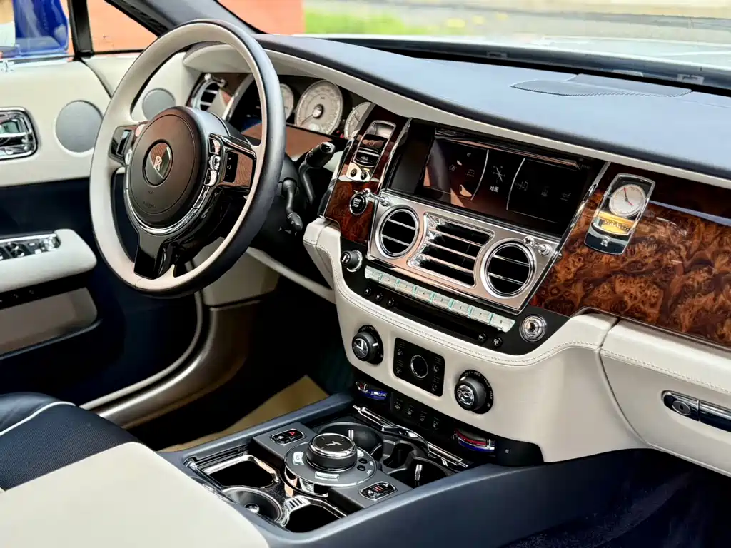 Rolls-Royce Phantom 2018 — фото 15