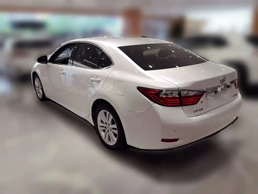 Lexus ES 2014 — фото 9