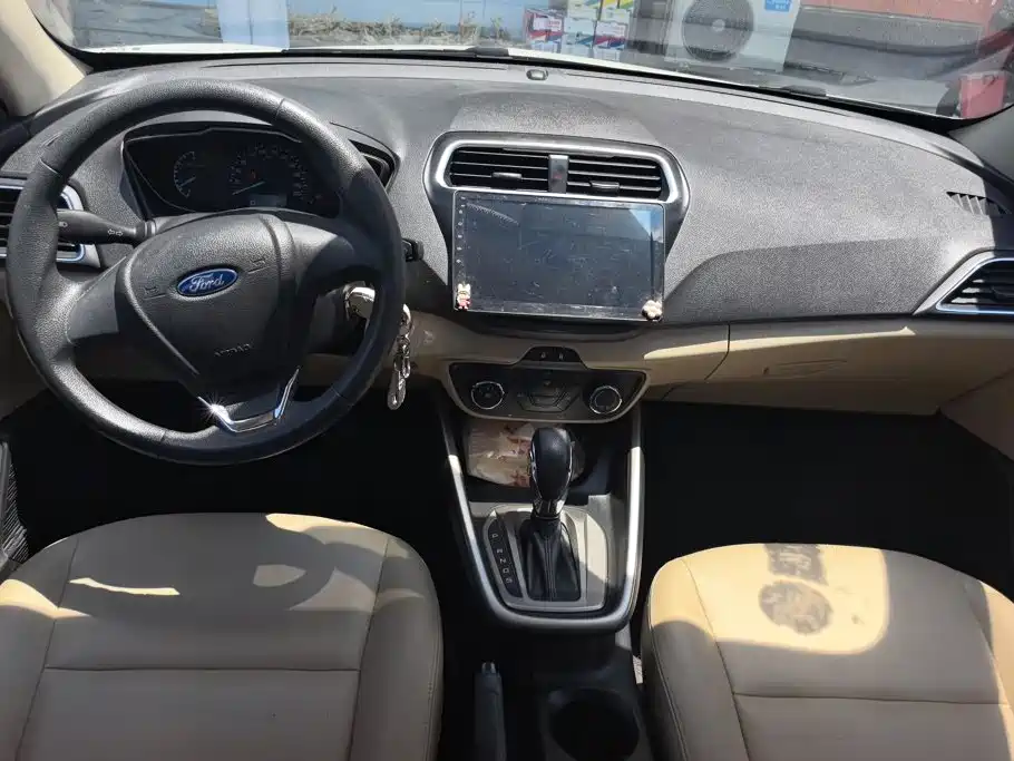 Ford Escort 2018 — фото 12