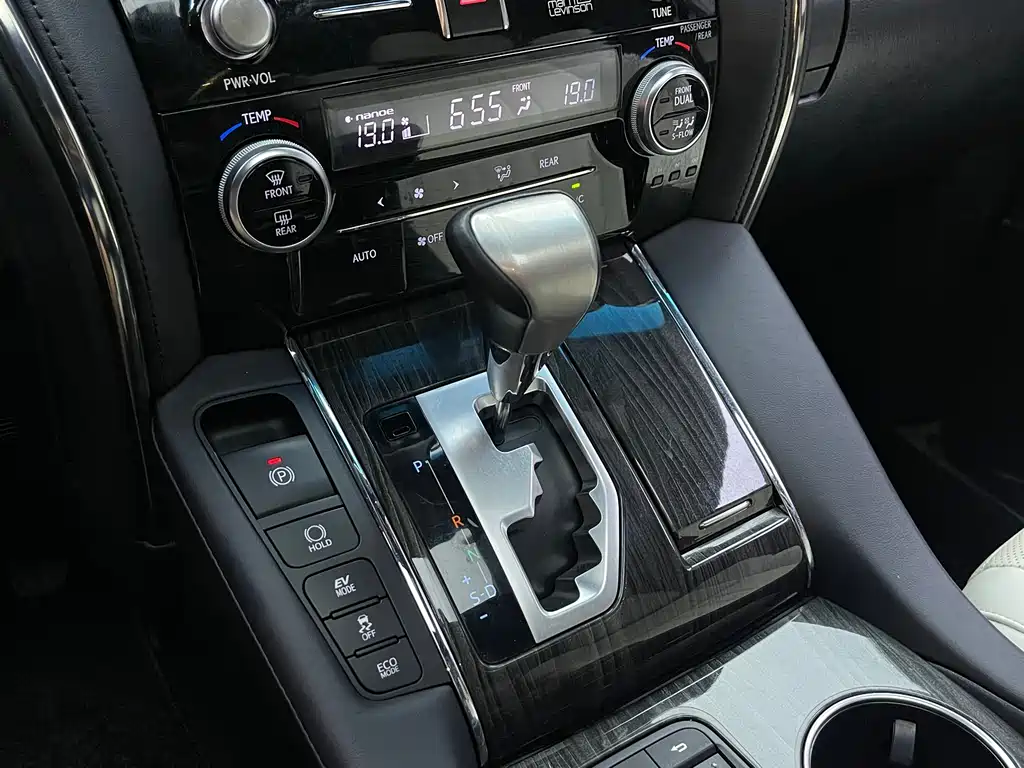 Lexus LM 2020 — фото 16