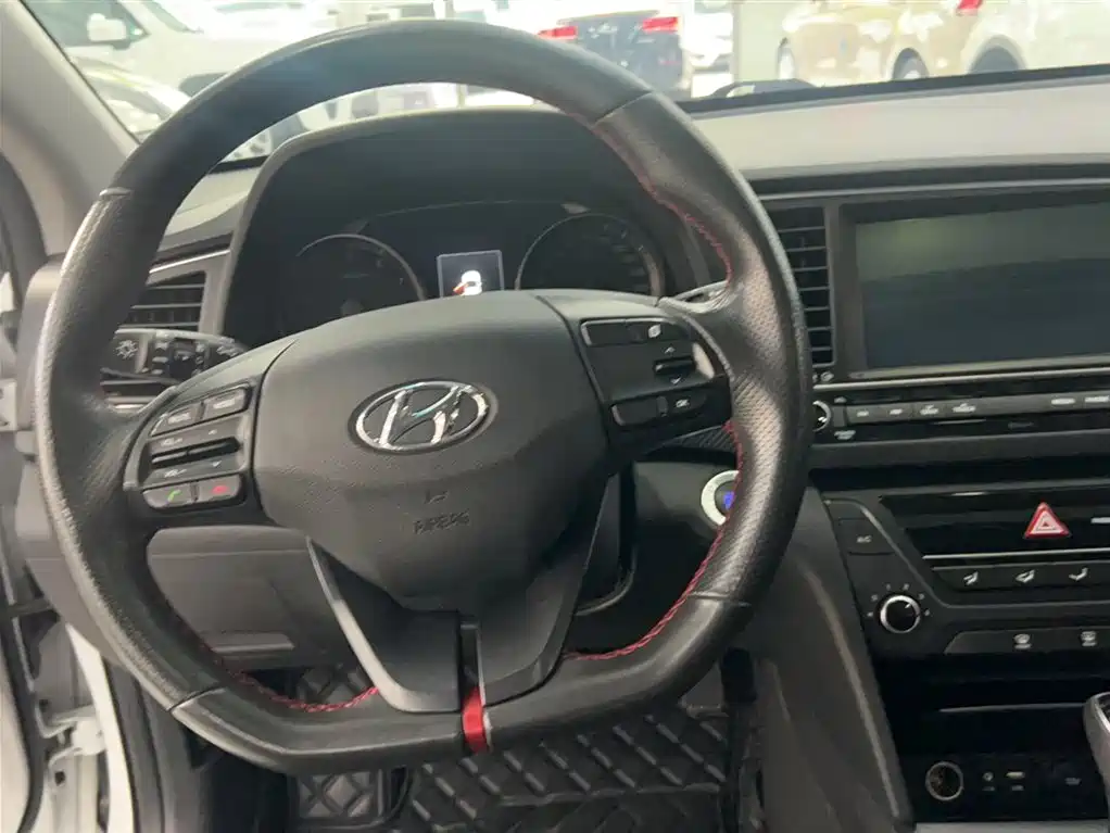 Hyundai Elantra 2019 — фото 17