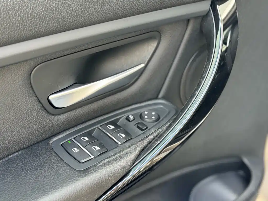 BMW 3 Series 2018 — фото 21