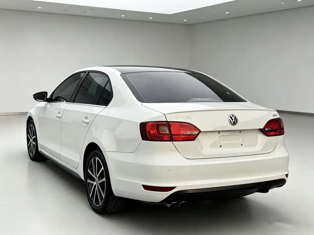 Volkswagen Sagitar 2015