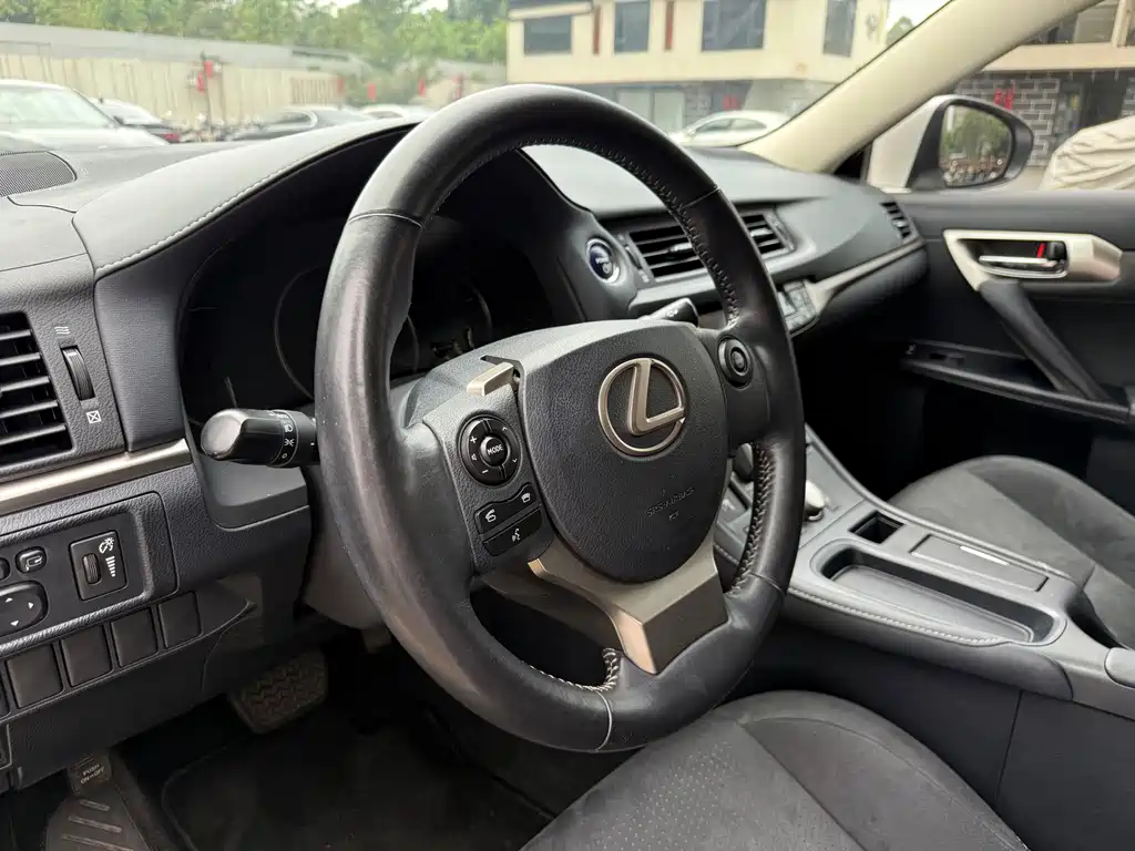 Lexus CT 2018 — фото 13