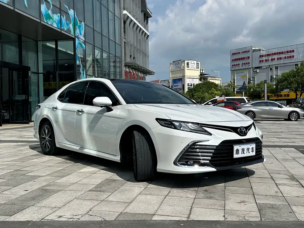 Toyota Camry 2023 — фото 8