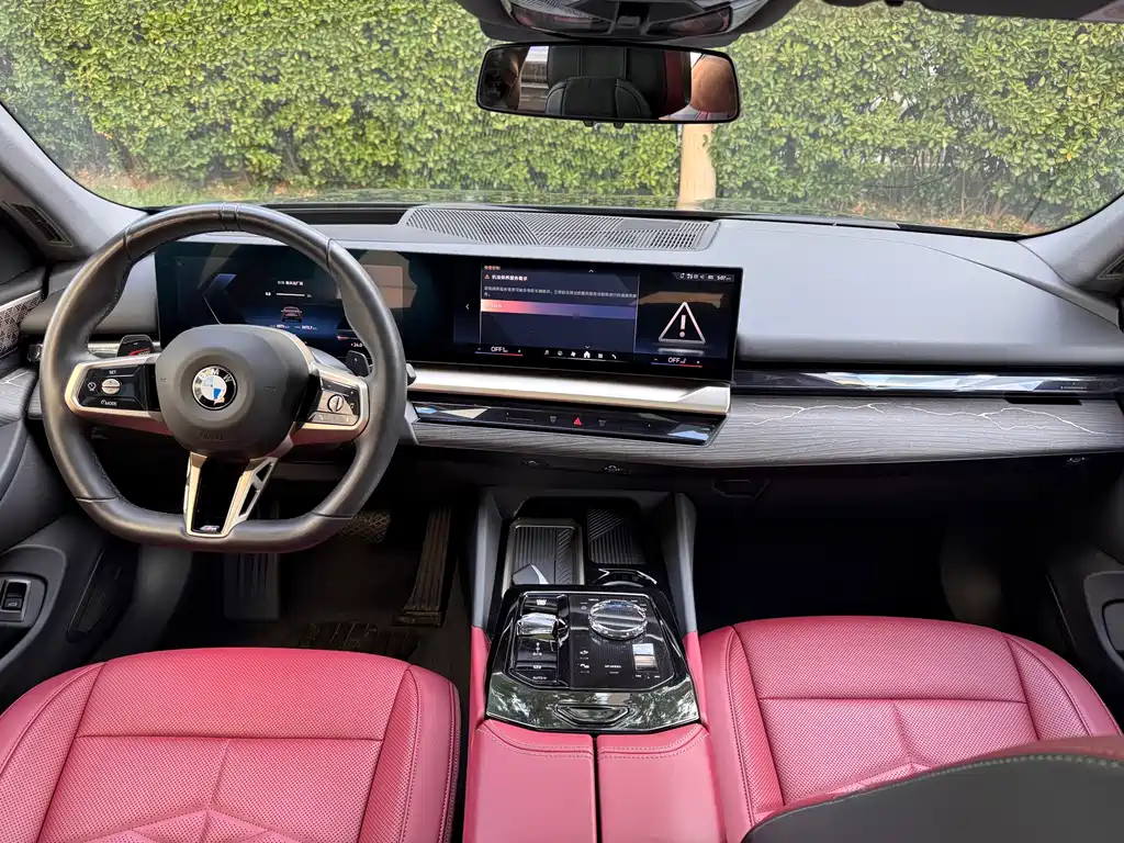 BMW 5 Series 2025 — фото 14