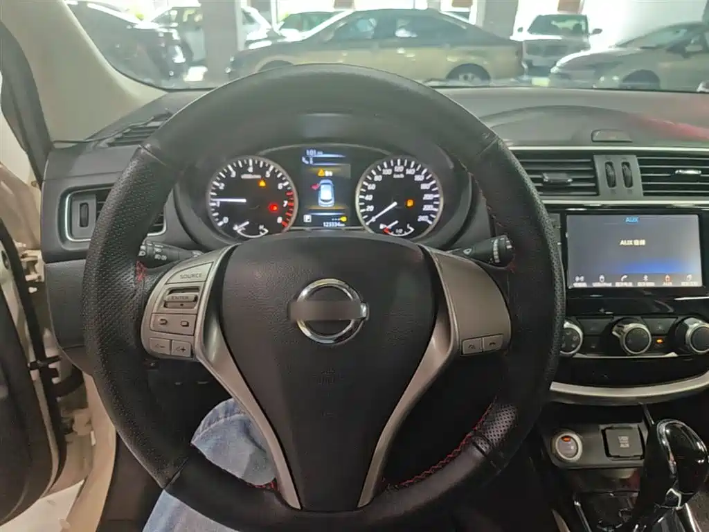 Nissan Tiida 2017 — фото 11