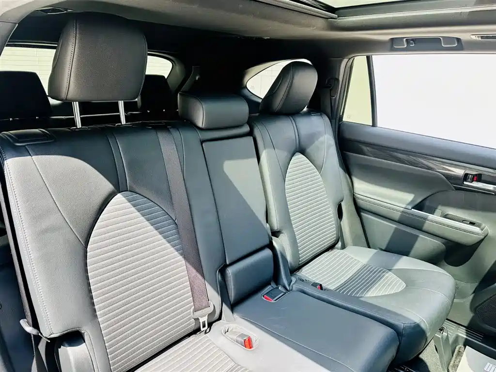 Toyota Crown Kluger 2023 — фото 8
